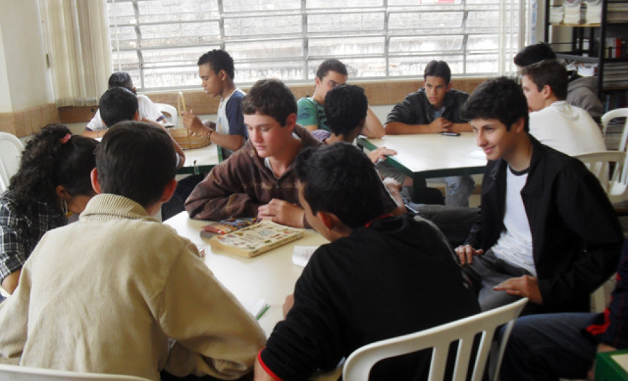 Mobilização em prol da preservação de mata ciliar reuniu alunos do ensino médio do Colégio Estadual Senador Attílio Fontana.
