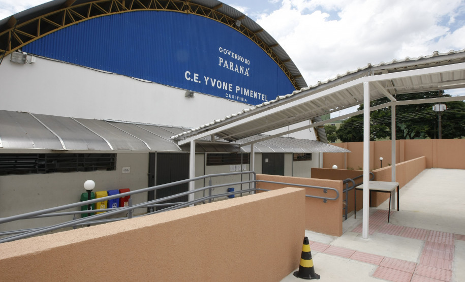 Na revitalização do colégio Yvone Pimentel foram investidos R$ 4 milhões. Agora os alunos terão disponíveis 18 salas de aula (antes eram 15), quatro laboratórios novos e uma sala multiuso. O anfiteatro do colégio também foi reformado. A escola ganhou biblioteca, banheiros, cozinha e refeitório novos.