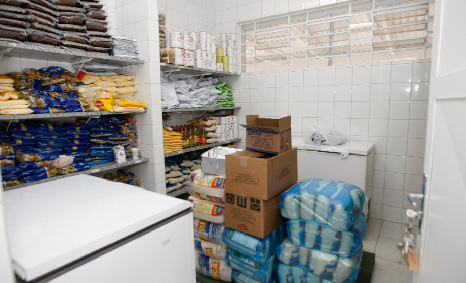 Na revitalização do colégio Yvone Pimentel foram investidos R$ 4 milhões. Agora os alunos terão disponíveis 18 salas de aula (antes eram 15), quatro laboratórios novos e uma sala multiuso. O anfiteatro do colégio também foi reformado. A escola ganhou biblioteca, banheiros, cozinha e refeitório novos.