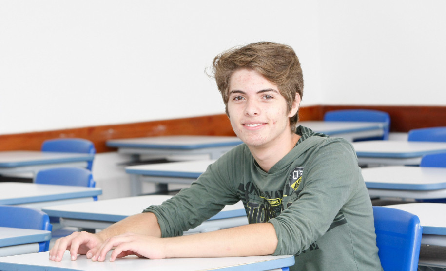 Na revitalização do colégio Yvone Pimentel foram investidos R$ 4 milhões. Agora os alunos terão disponíveis 18 salas de aula (antes eram 15), quatro laboratórios novos e uma sala multiuso. O anfiteatro do colégio também foi reformado. A escola ganhou biblioteca, banheiros, cozinha e refeitório novos. Na foto Gabriel Mendes. 28-01-15.