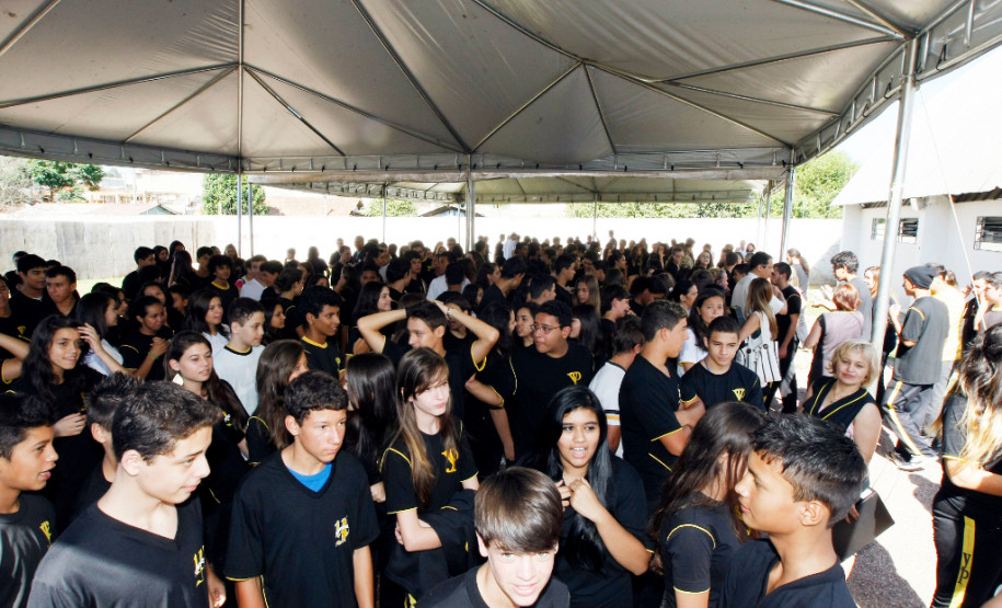Estado tem 950 mil estudantes matriculados O Governo do Estado acertará ainda neste mês o pagamento das rescisões dos professores contratados por processo seletivo simplificado (PSS).