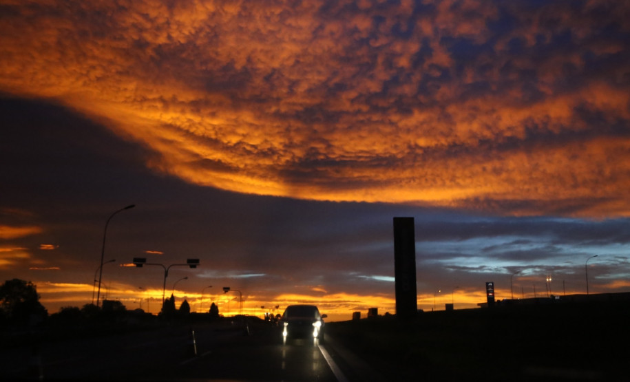 À meia-noite de sábado (21) para domingo, os relógios deverão ser atrasados em 60 minutos, voltando a marcar 23 horas.