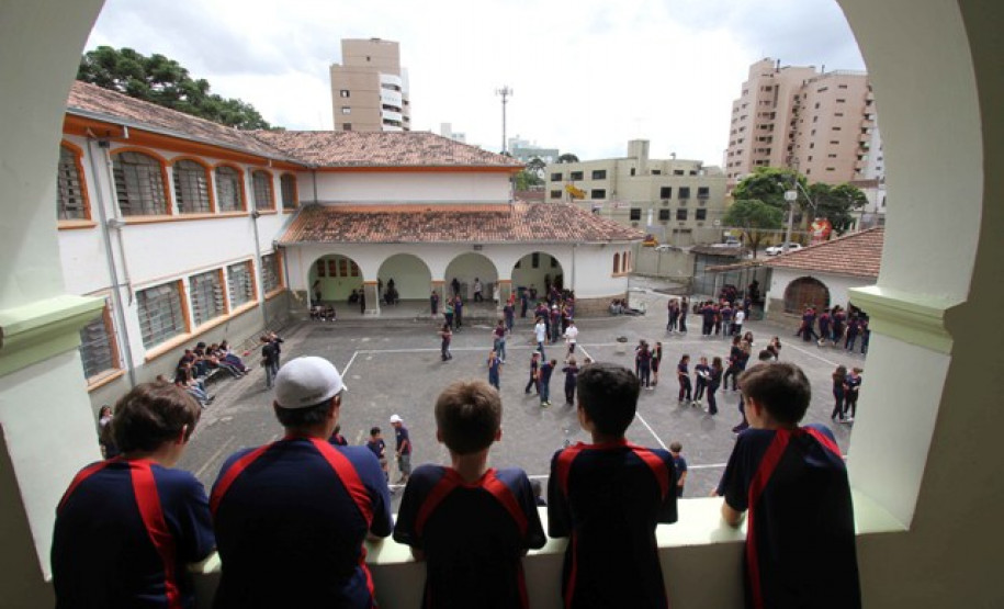 A carreira de professores da rede pública estadual do Paraná teve avanços históricos nos últimos quatro anos, como aumento salarial de 60% e ampliação de 75% na hora-atividade, o que garante mais tempo para preparar aulas e correções de trabalhos e provas.