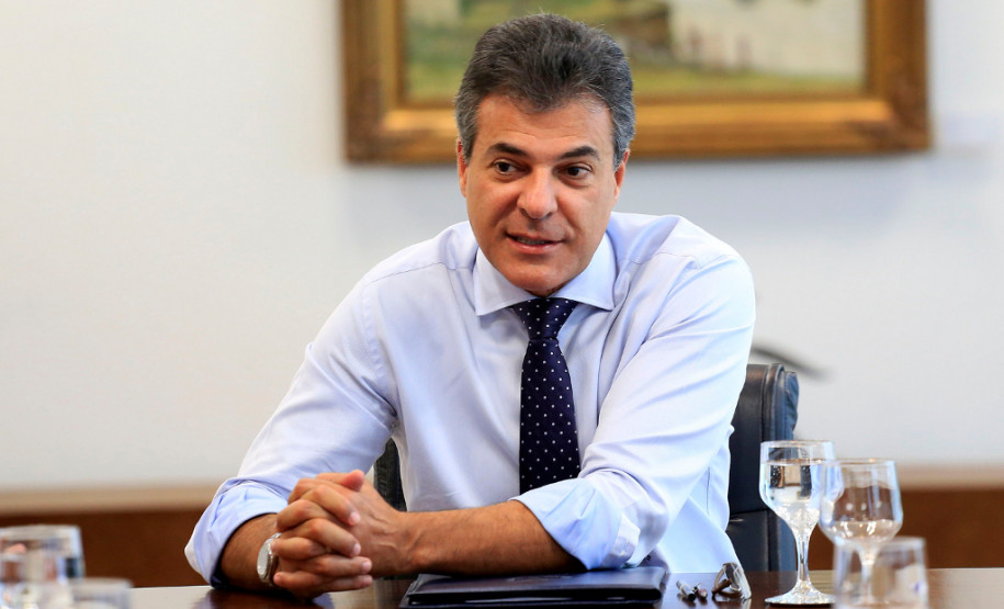 O governador Beto Richa ressaltou nesta quarta-feira (25), em entrevista à RPCTV, em Curitiba, a necessidade urgente da volta às aulas nas escolas estaduais do Paraná.