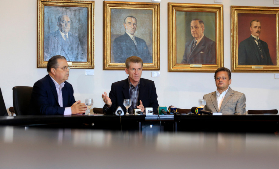 Os grevistas também estão proibidos de obstruir, de qualquer modo, o acesso a escolas ou a qualquer outro órgão público estadual ou de impedir o trabalho de outros servidores públicos.