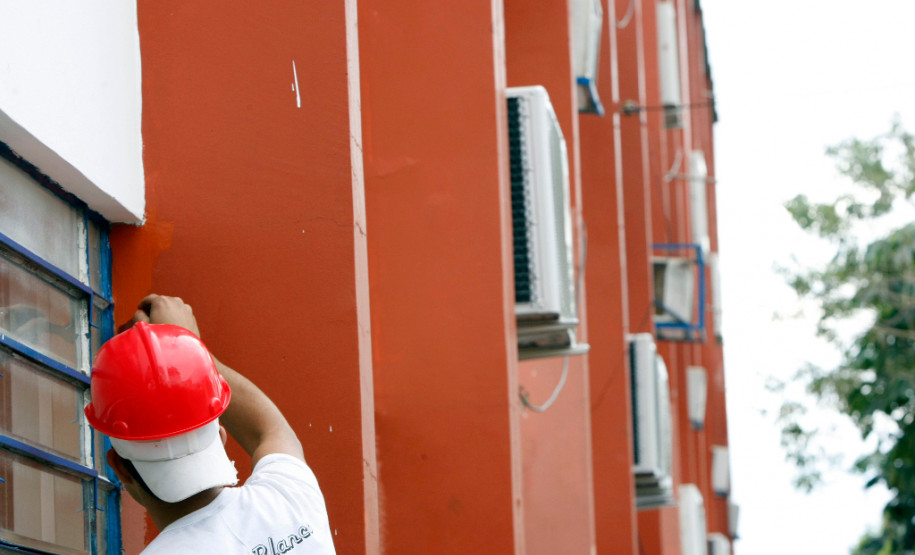 Governo do Estado deposita mais R$ 8 milhões do fundo rotativo de escolas A Secretaria de Estado da Educação do Paraná depositou nesta quinta-feira (5) duas cotas do Programa Fundo Rotativo na conta das escolas estaduais. O total do investimento é de R$ 8 milhões.