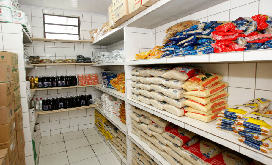 Escolas estaduais têm merenda para começar o ano letivo Nesta terça começaram as entregas dos alimentos congelados, em todas as escolas. A primeira remessa de não perecíveis será feita nas próximas semanas.