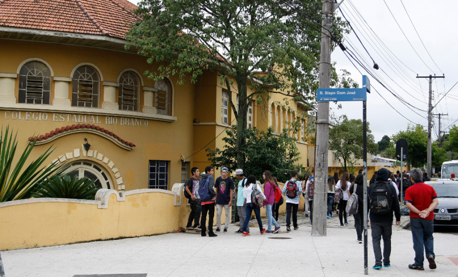 Escolas voltam às aulas e recebem 975 mil alunos