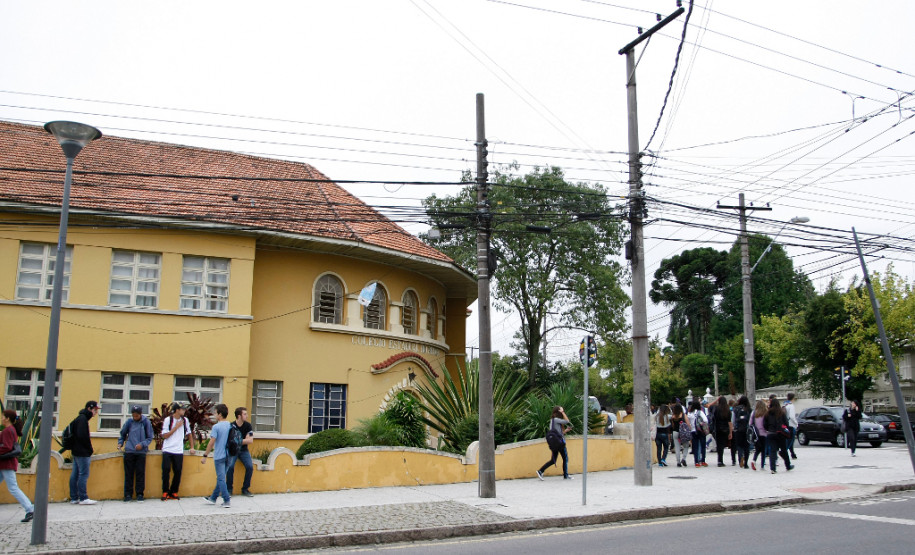 Escolas voltam às aulas e recebem 975 mil alunos