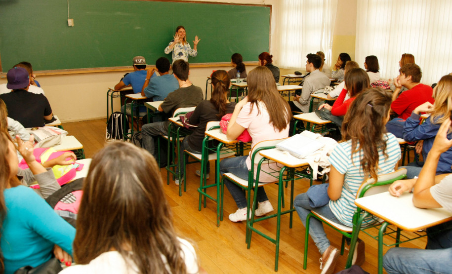 Escolas voltam às aulas e recebem 975 mil alunos