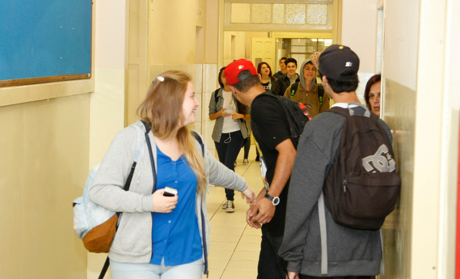 Escolas voltam às aulas e recebem 975 mil alunos