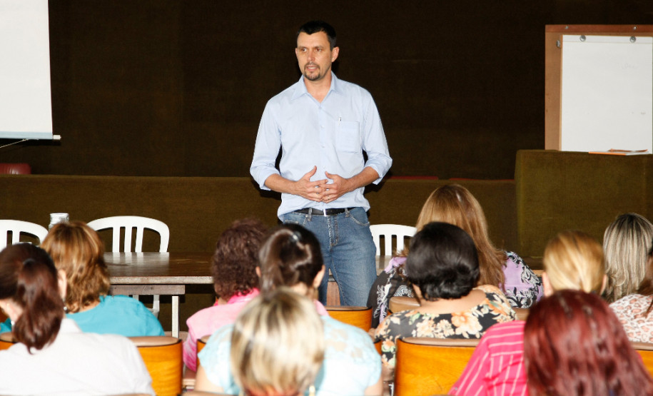 Grupo de Curitiba define ações para ano letivo de 2015 Integrantes do Grupo de Trabalho de Curitiba participaram da primeira reunião técnica nesta quinta-feira (19), no auditório do Núcleo Regional de Educação de Curitiba, para definir o cronograma e as propostas ações para 2015. Entre os temas discutidos está a elaboração do documento-base para a transição dos alunos do 5º das escolas municipais para o 6º ano nas escolas estaduais. Na foto o chefe de gabinete da SEED, Mauricio Pastor dos Santos. 19-03-15.