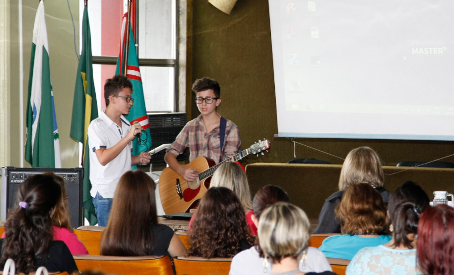 Grupo de Curitiba define ações para ano letivo de 2015 Integrantes do Grupo de Trabalho de Curitiba participaram da primeira reunião técnica nesta quinta-feira (19), no auditório do Núcleo Regional de Educação de Curitiba, para definir o cronograma e as propostas ações para 2015