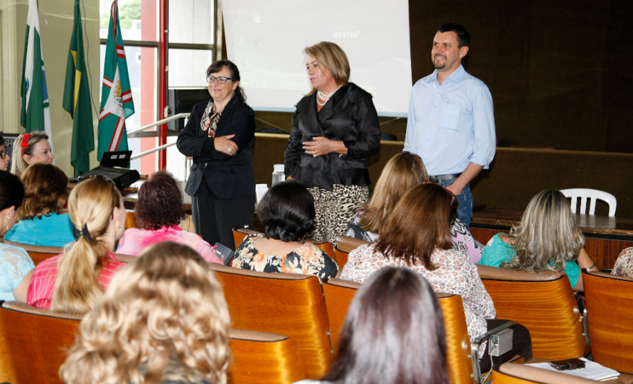 Grupo de Curitiba define ações para ano letivo de 2015 Integrantes do Grupo de Trabalho de Curitiba participaram da primeira reunião técnica nesta quinta-feira (19), no auditório do Núcleo Regional de Educação de Curitiba, para definir o cronograma e as propostas ações para 2015. Entre os temas discutidos está a elaboração do documento-base para a transição dos alunos do 5º das escolas municipais para o 6º ano nas escolas estaduais. 19-03-15.