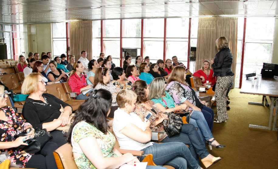 Grupo de Curitiba define ações para ano letivo de 2015 Integrantes do Grupo de Trabalho de Curitiba participaram da primeira reunião técnica nesta quinta-feira (19), no auditório do Núcleo Regional de Educação de Curitiba, para definir o cronograma e as propostas ações para 2015. Entre os temas discutidos está a elaboração do documento-base para a transição dos alunos do 5º das escolas municipais para o 6º ano nas escolas estaduais. Na foto a chefe do NRE de Curitiba, Deuzita Cardozo. 19-03-15.