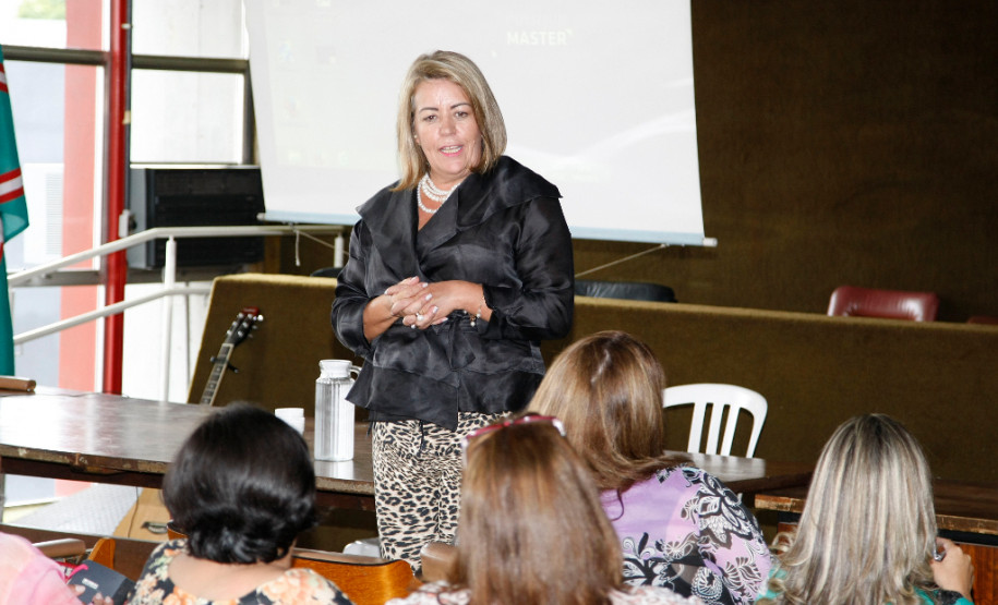 Grupo de Curitiba define ações para ano letivo de 2015 Integrantes do Grupo de Trabalho de Curitiba participaram da primeira reunião técnica nesta quinta-feira (19), no auditório do Núcleo Regional de Educação de Curitiba, para definir o cronograma e as propostas ações para 2015. Entre os temas discutidos está a elaboração do documento-base para a transição dos alunos do 5º das escolas municipais para o 6º ano nas escolas estaduais. Na foto a chefe do NRE de Curitiba, Deuzita Cardozo. 19-03-15.