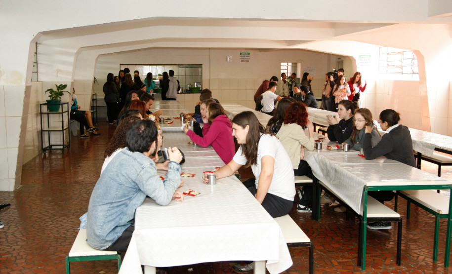 Escolas recebem 2,8 mil toneladas de alimentos Colégio Estadual Leôncio Correia, entrega da primeira remessa da merenda escolar. 23-03-15.