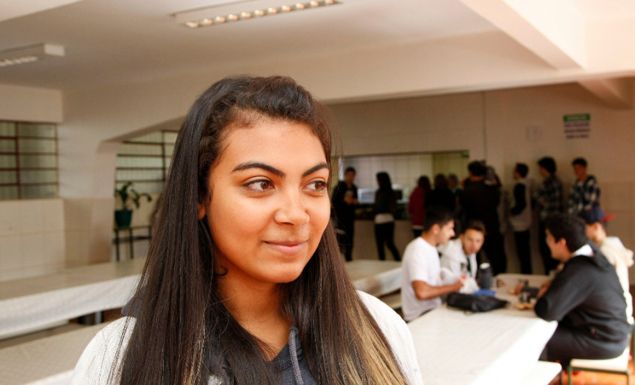 Escolas recebem 2,8 mil toneladas de alimentos Colégio Estadual Leôncio Correia, entrega da primeira remessa da merenda escolar. Na foto a aluna Ingrid Cristini Bonifacio. 23-03-15.