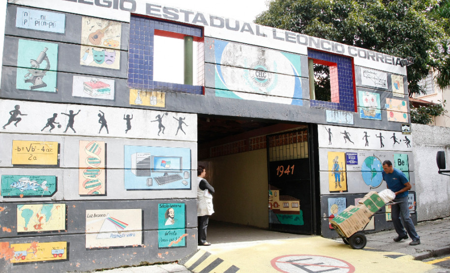 Escolas recebem 2,8 mil toneladas de alimentos Colégio Estadual Leôncio Correia, entrega da primeira remessa da merenda escolar. 23-03-15.