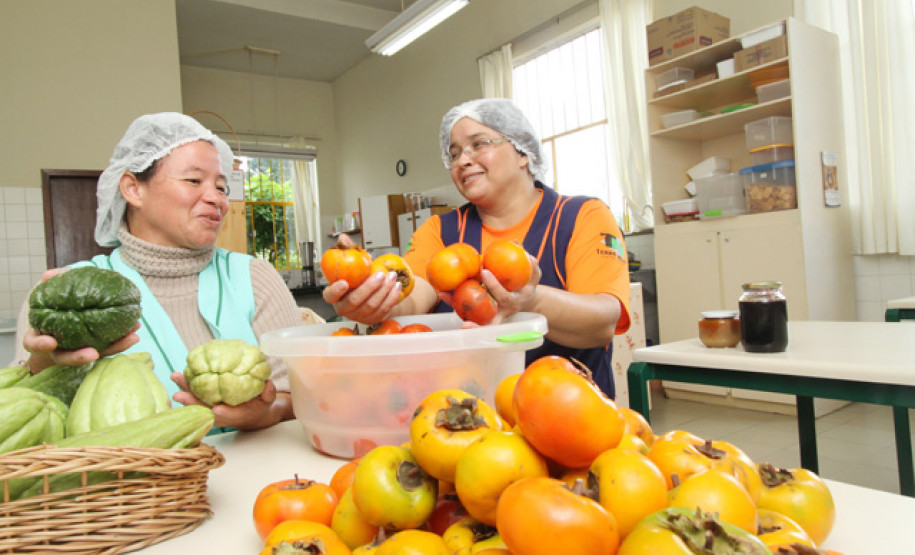 Paraná oferta mais de 12 mil vagas pelo Pronatec Programa Nacional de Acesso ao Ensino Técnico e Emprego vai disponibilizar 12.637 vagas em cursos de qualificação para alunos do ensino médio da rede estadual de ensino do Paraná.
