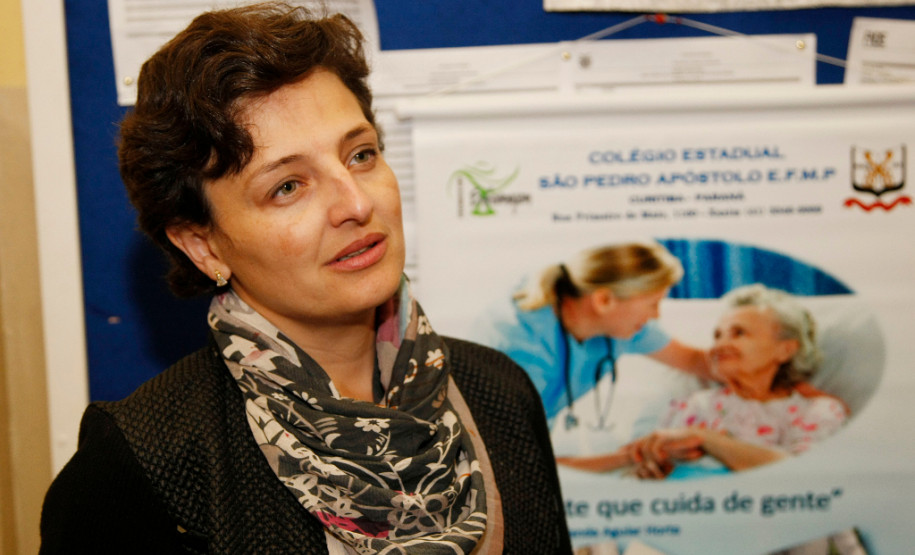 Curso para técnicos em enfermagem tem aula inaugural Colégio Estadual São Pedro Apóstolo no Xaxim, aula inaugural do curso de especialização em enfermagem do trabalho, na foto Fabiana Campos. 06-02-15.