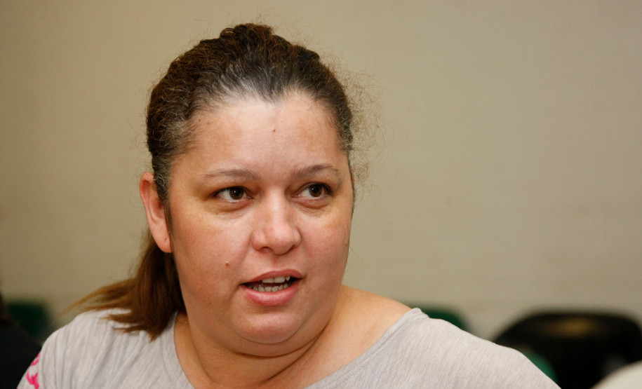 Curso para técnicos em enfermagem tem aula inaugural Colégio Estadual São Pedro Apóstolo no Xaxim, aula inaugural do curso de especialização em enfermagem do trabalho, na foto a aluna Maria da Gloria. 06-02-15.