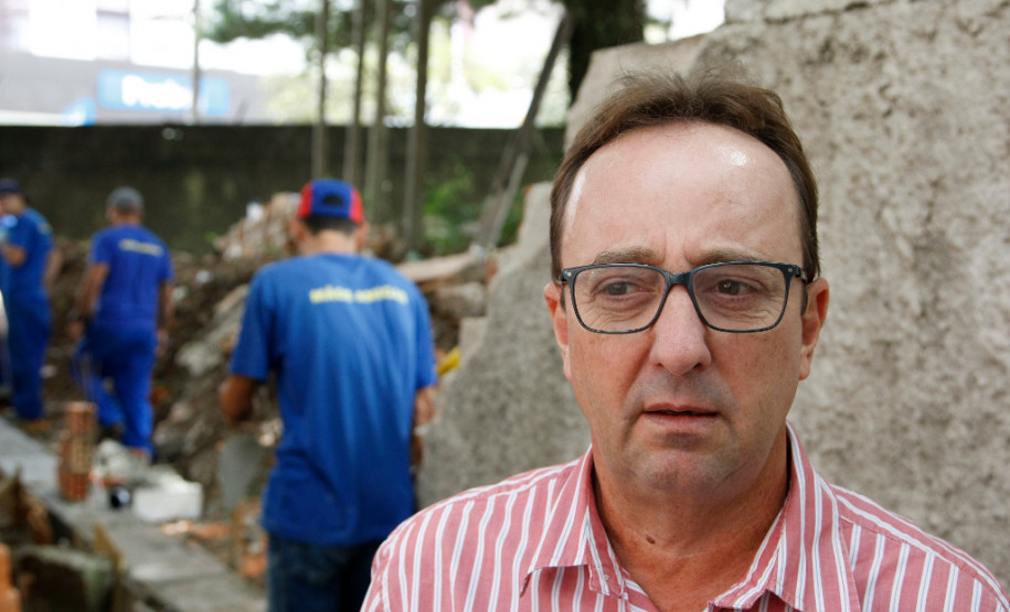 Detentos fazem obra de reconstrução em colégio Colégio Estadual Leôncio Correia recebe projeto Mãos Amigas para reconstrução de muro, na foto Nabor Betega Junior. 24-03-15.