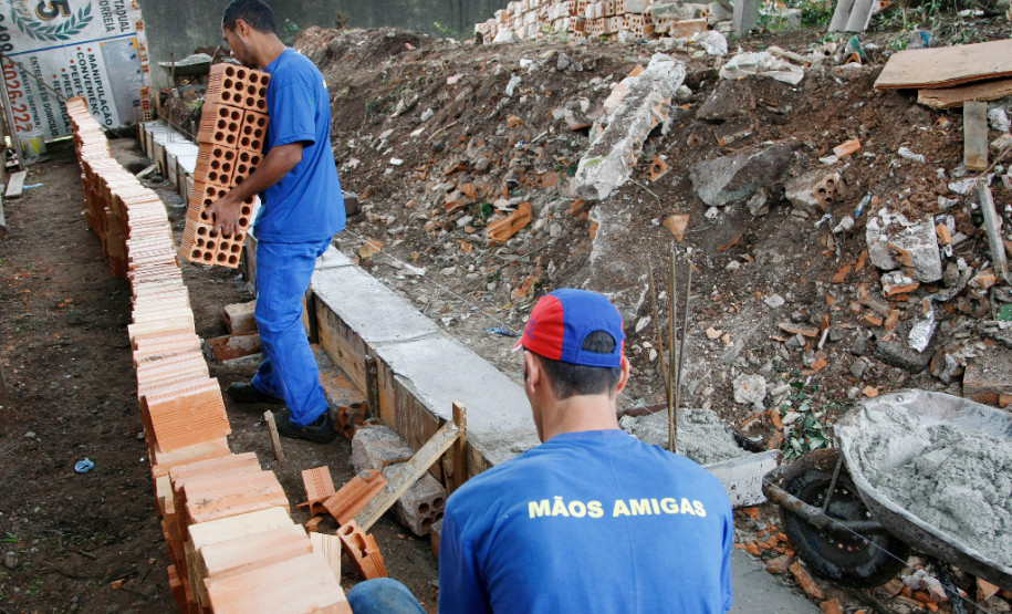 Detentos fazem obra de reconstrução em colégio Colégio Estadual Leôncio Correia recebe projeto Mãos Amigas para reconstrução de muro. 24-03-15.