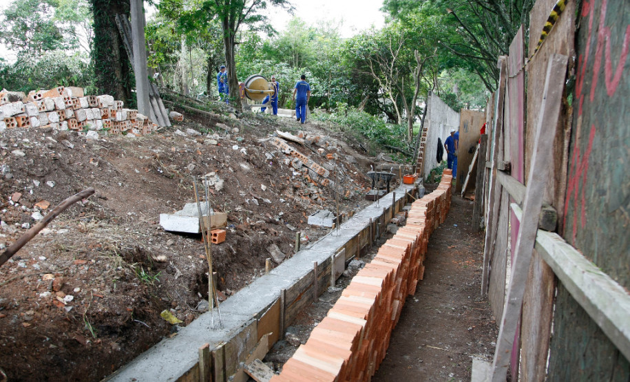 Detentos fazem obra de reconstrução em colégio Colégio Estadual Leôncio Correia recebe projeto Mãos Amigas para reconstrução de muro. 24-03-15.