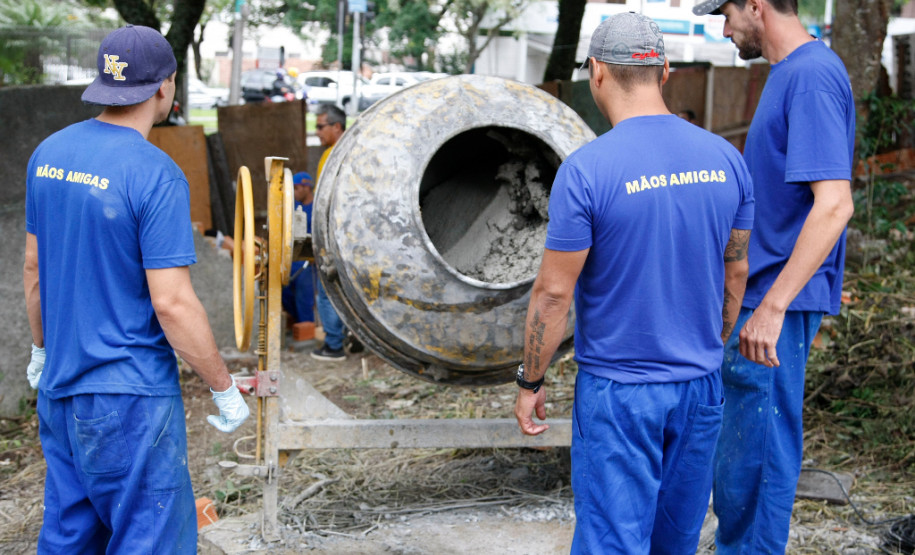 Detentos fazem obra de reconstrução em colégio Colégio Estadual Leôncio Correia recebe projeto Mãos Amigas para reconstrução de muro. 24-03-15.