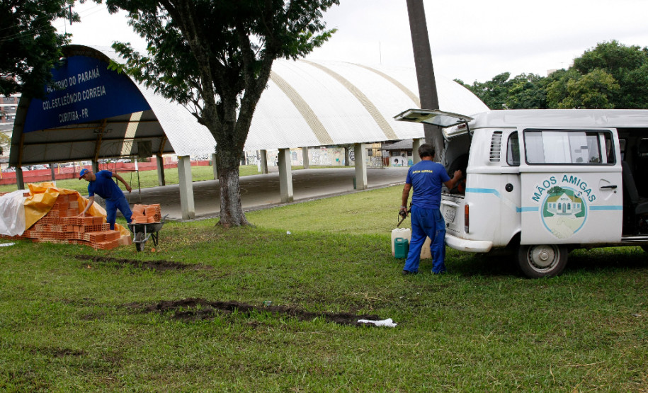 Detentos fazem obra de reconstrução em colégio Colégio Estadual Leôncio Correia recebe projeto Mãos Amigas para reconstrução de muro. 24-03-15.