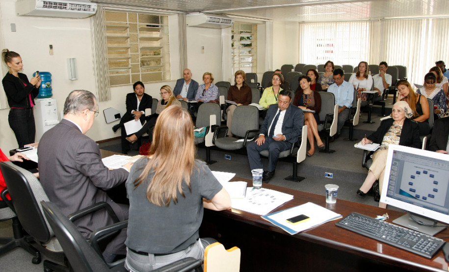 Reunião extraordinária do Fórum Estadual de Educação Foram definidos nesta quarta-feira (25) os representantes do Fórum Estadual de Educação do Paraná (FEE-PR) que vão compor o Comitê Gestor e o Grupo Técnico de Apoio e Consolidação do Plano Estadual de Educação do Paraná (PEE-PR). 25-03-15.