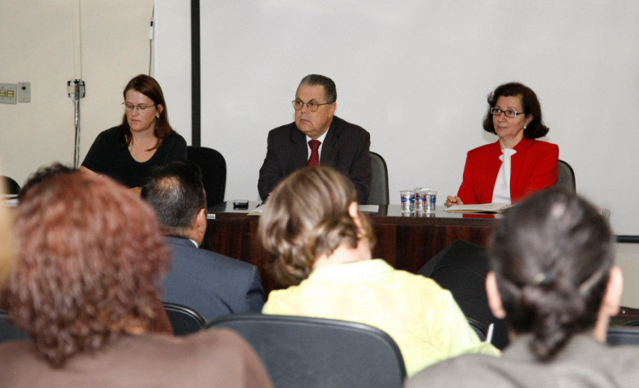 Reunião extraordinária do Fórum Estadual de Educação Foram definidos nesta quarta-feira (25) os representantes do Fórum Estadual de Educação do Paraná (FEE-PR) que vão compor o Comitê Gestor e o Grupo Técnico de Apoio e Consolidação do Plano Estadual de Educação do Paraná (PEE-PR). 25-03-15.