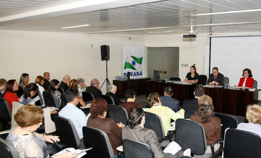 Reunião extraordinária do Fórum Estadual de Educação Foram definidos nesta quarta-feira (25) os representantes do Fórum Estadual de Educação do Paraná (FEE-PR) que vão compor o Comitê Gestor e o Grupo Técnico de Apoio e Consolidação do Plano Estadual de Educação do Paraná (PEE-PR). 25-03-15.
