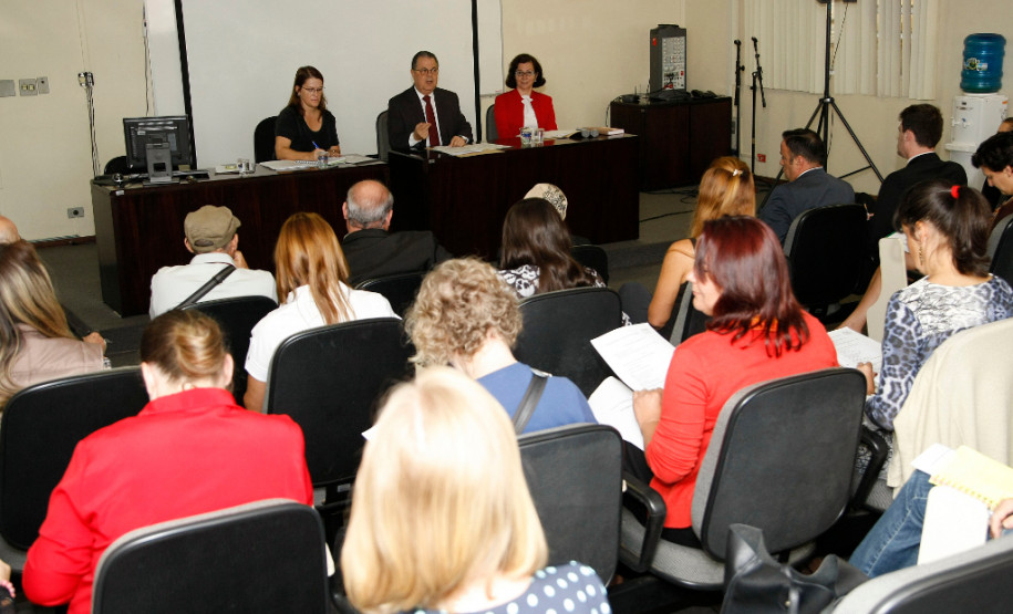 Reunião extraordinária do Fórum Estadual de Educação Foram definidos nesta quarta-feira (25) os representantes do Fórum Estadual de Educação do Paraná (FEE-PR) que vão compor o Comitê Gestor e o Grupo Técnico de Apoio e Consolidação do Plano Estadual de Educação do Paraná (PEE-PR). 25-03-15.