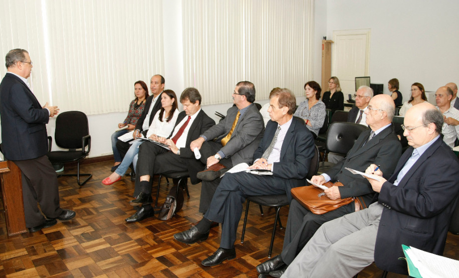 Núcleos Regionais discutem Plano Estadual de Educação O Plano Estadual de Educação do Paraná (PEE-PR) foi discutido, nesta sexta-feira (27), durante a primeira reunião do Comitê Gestor e do Grupo Técnico de Apoio e Consolidação do Plano, conforme decreto assinado pelo governador Beto Richa. 27-03-15.
