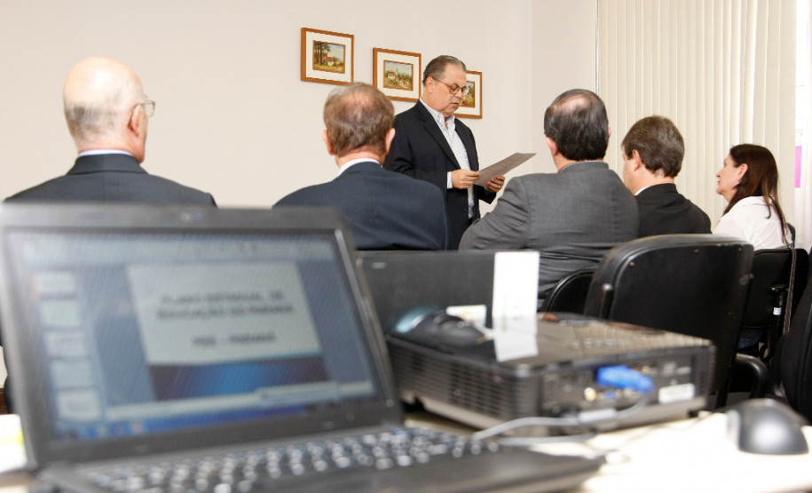 Núcleos Regionais discutem Plano Estadual de Educação O Plano Estadual de Educação do Paraná (PEE-PR) foi discutido, nesta sexta-feira (27), durante a primeira reunião do Comitê Gestor e do Grupo Técnico de Apoio e Consolidação do Plano, conforme decreto assinado pelo governador Beto Richa. 27-03-15.