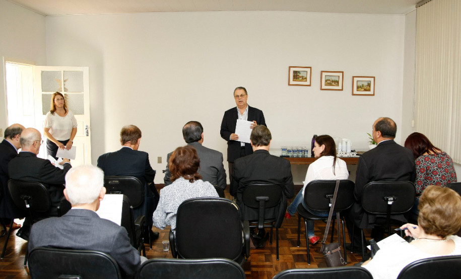 Núcleos Regionais discutem Plano Estadual de Educação O Plano Estadual de Educação do Paraná (PEE-PR) foi discutido, nesta sexta-feira (27), durante a primeira reunião do Comitê Gestor e do Grupo Técnico de Apoio e Consolidação do Plano, conforme decreto assinado pelo governador Beto Richa. 27-03-15.