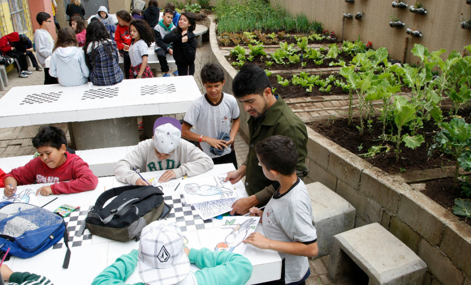 Mais R$ 4 milhões do Fundo Rotativo para as escolas Os diretores das escolas da rede estadual de ensino receberam mais uma cota do Programa Fundo Rotativo. Nesta sexta-feira (27) foram depositados mais R$ 4 milhões diretamente nas contas bancárias das escolas. O valor se refere à segunda parcela da cota normal consumo e poderá ser usado para a compra de materiais de limpeza, lâmpadas, gás, material de expediente, didático e esportivo.