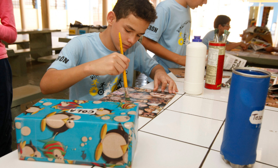 Mais R$ 4 milhões do Fundo Rotativo para as escolas Os diretores das escolas da rede estadual de ensino receberam mais uma cota do Programa Fundo Rotativo. Nesta sexta-feira (27) foram depositados mais R$ 4 milhões diretamente nas contas bancárias das escolas. O valor se refere à segunda parcela da cota normal consumo e poderá ser usado para a compra de materiais de limpeza, lâmpadas, gás, material de expediente, didático e esportivo.