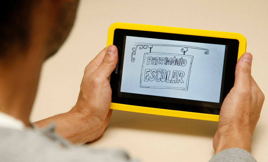 Professores podem usar o tablet educacional para baixar o vídeo ou assisti-lo através do Youtube.