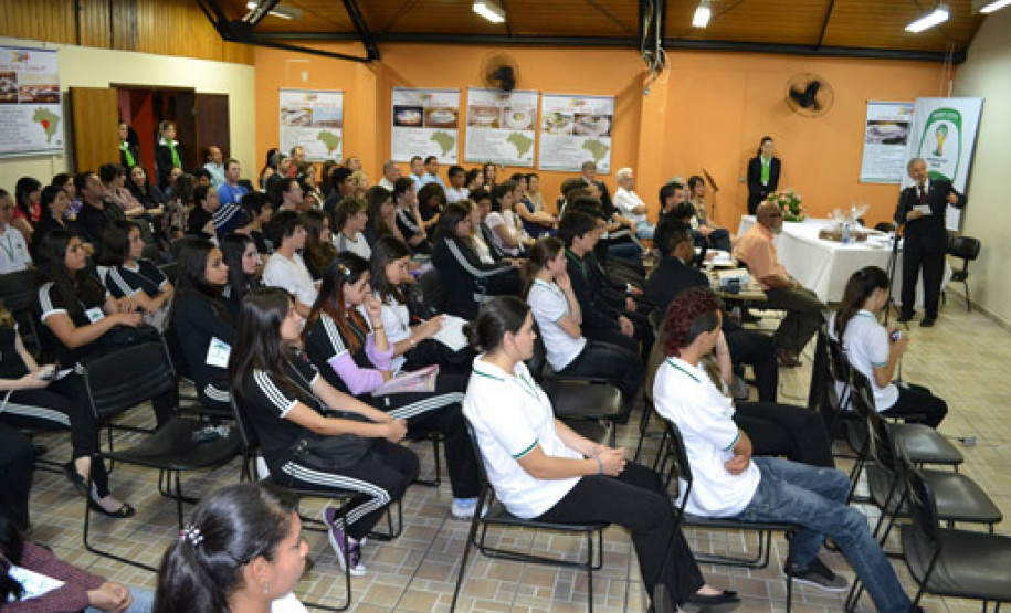 Estudantes e professores dos colégios estaduais Pinheiro do Paraná, Júlia Wanderley e Paulo Leminski, de Curitiba, participaram de uma palestra do secretário para Assuntos da Copa de 2014, Mario Celso Cunha, sobre os preparativos do Estado para o mundial de futebol da Fifa.