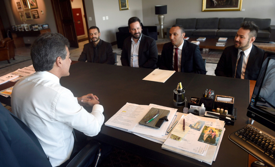 Governador Beto Richa recebe no Gabinete do Palácio Iguaçu, o Assessor Especial da Juventude, Edson Lau Filho,  Assessor de Projetos, Felipe Aguillera, Assessor de Imprensa, Leandro Cardoso e o Assessor de Relações Institucionais, Rodrigo Pereira para entrega do Projeto do Sistema de Informações Rede Jovem, que auxilia o Governo na gestão de políticas públicas para a Juventude.
Curitiba, 30/03/2015