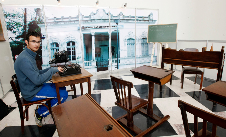Programa documenta história da educação no Paraná Nossa Escola Tem História é uma iniciativa do Governo do Estado com o objetivo resgatar e preservar a memória escolar no Paraná. Na foto, exibição do acervo do Museu no Palácio Iguaçu.
