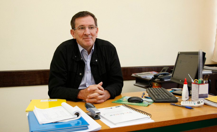 Fundo Rotativo garante manutenção e compra de materiais Colégio Estadual Herbert de Souza em São José dos Pinhais, na foto o diretor Roque Jungbluth. 06-02-15.