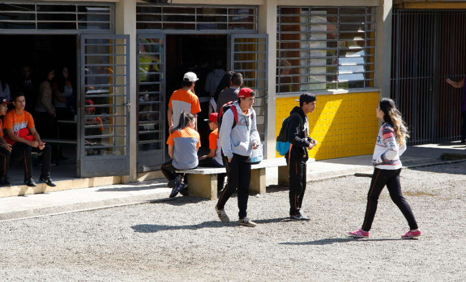 Fundo Rotativo garante manutenção e compra de materiais Colégio Estadual Herbert de Souza em São José dos Pinhais. 06-02-15.