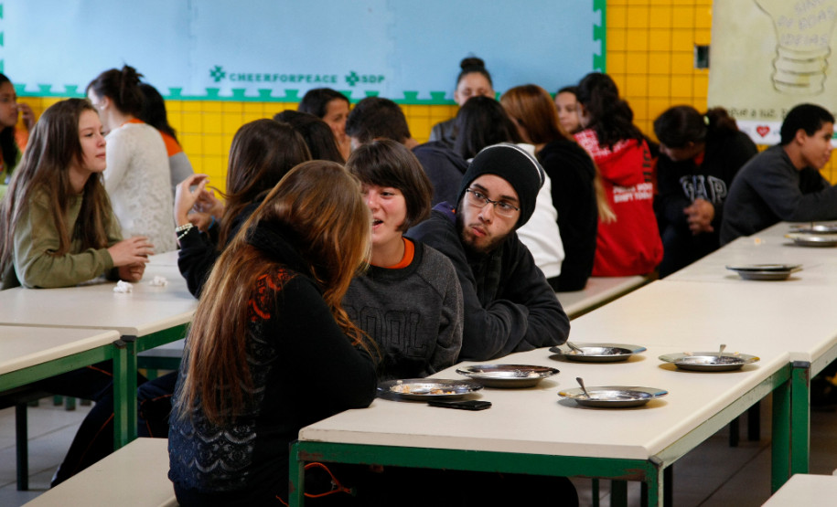Fundo Rotativo garante manutenção e compra de materiais Colégio Estadual Herbert de Souza em São José dos Pinhais. 06-02-15.
