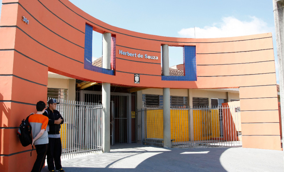 Fundo Rotativo garante manutenção e compra de materiais Colégio Estadual Herbert de Souza em São José dos Pinhais. 06-02-15.