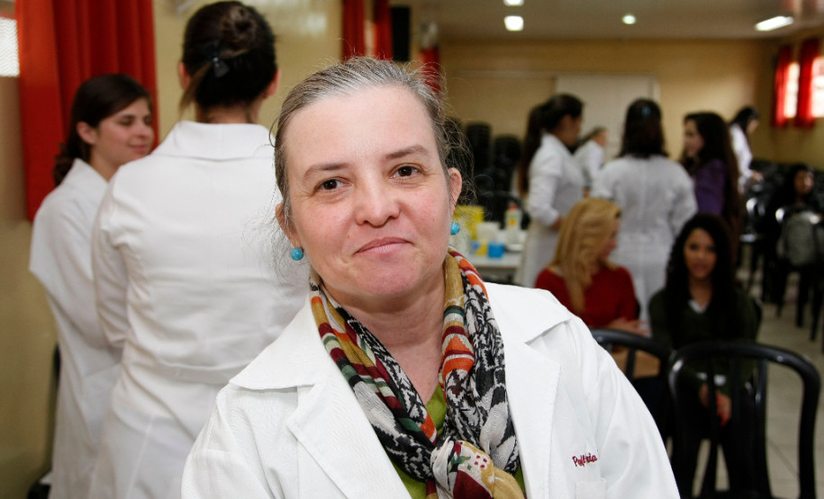 Atendimento a estudantes com restrições alimentares Colégio Estadual Costa Viana em São José dos Pinhais, coleta de dados dos alunos em parceria com a PUC e UFPR para catalogar estudantes com restrições alimentares causadas por doença celíaca, diabetes e intolerância à lactose. Na foto a coordenadora Maria Tereza. 06-02-15.