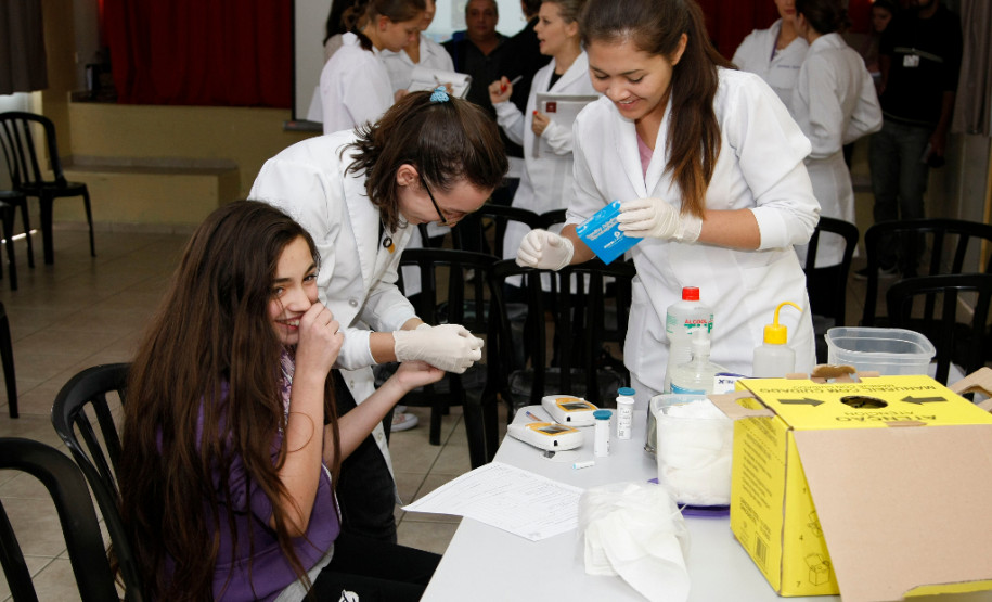 Atendimento a estudantes com restrições alimentares Colégio Estadual Costa Viana em São José dos Pinhais, coleta de dados dos alunos em parceria com a PUC e UFPR para catalogar estudantes com restrições alimentares causadas por doença celíaca, diabetes e intolerância à lactose, na foto a aluna Hemely Kelin Furtado. 06-02-15.